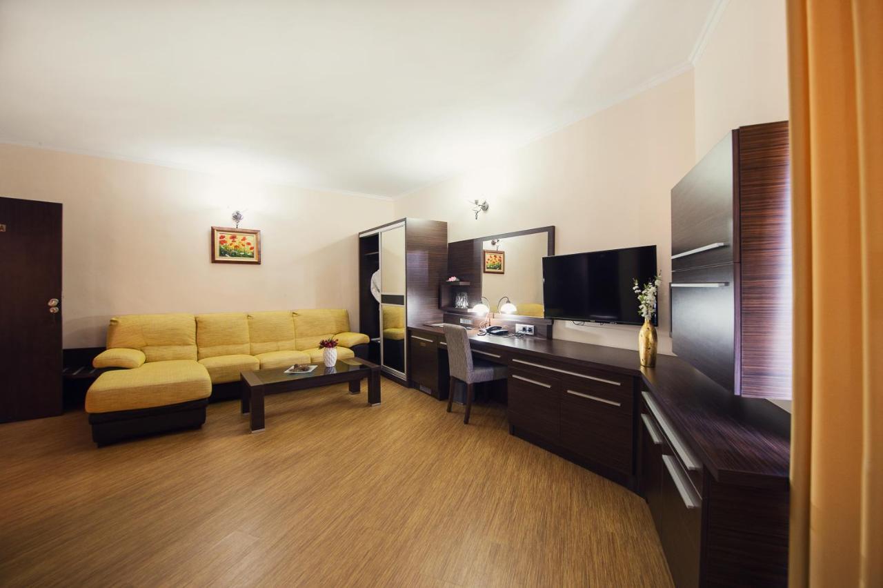 Family Hotel Hebar Batak Exterior photo