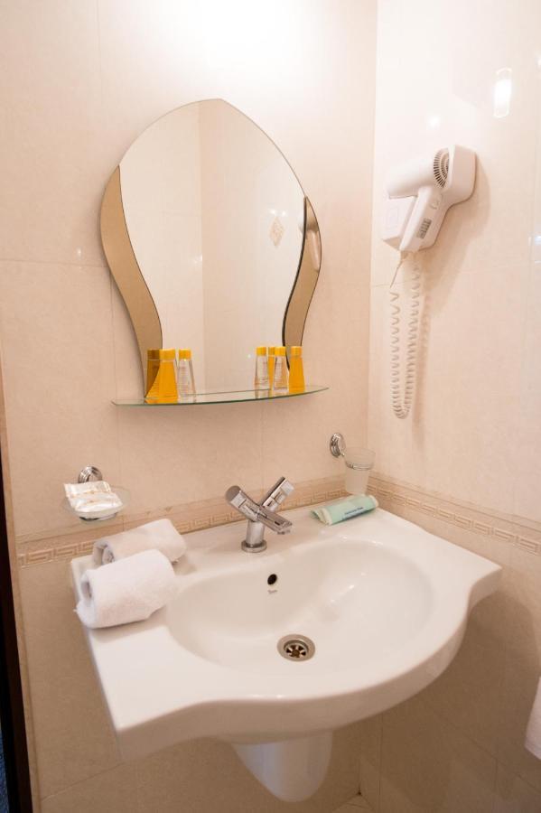 Family Hotel Hebar Batak Exterior photo