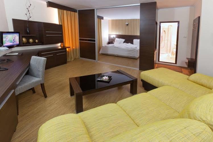 Family Hotel Hebar Batak Exterior photo