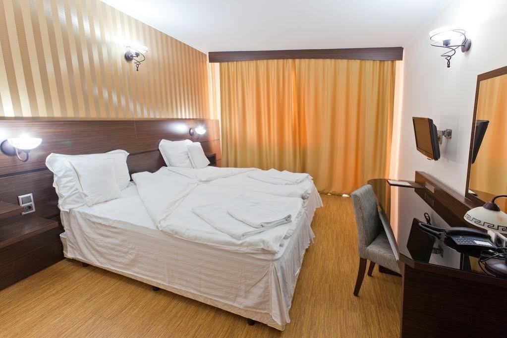 Family Hotel Hebar Batak Exterior photo